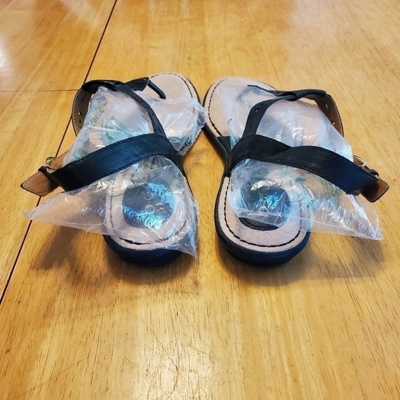 Born Concepts Faux Leather Women's Sandals With Buckle Closure sz 9m - Picture 4 of 11